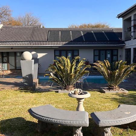 2 Op Terblanche Guesthouse 博克斯堡 外观 照片