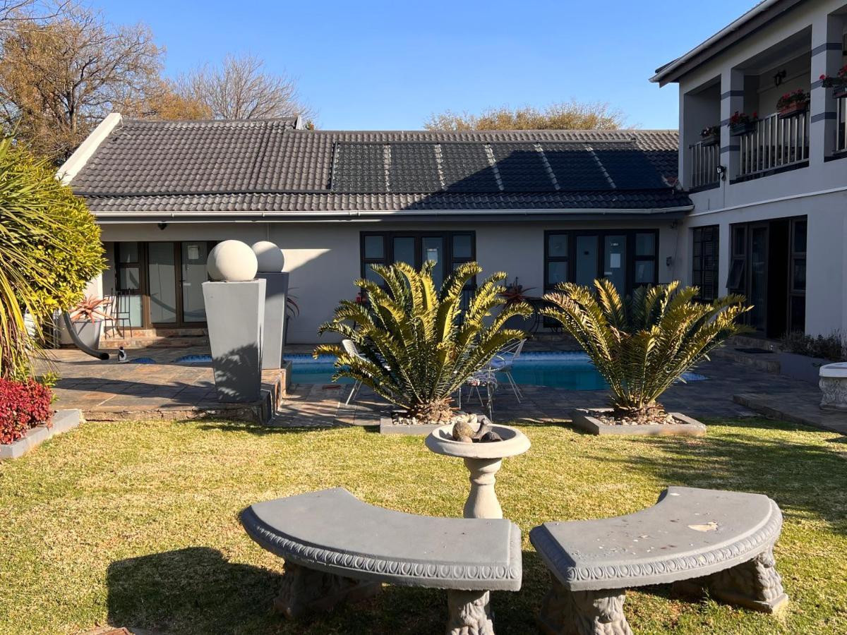 2 Op Terblanche Guesthouse 博克斯堡 外观 照片