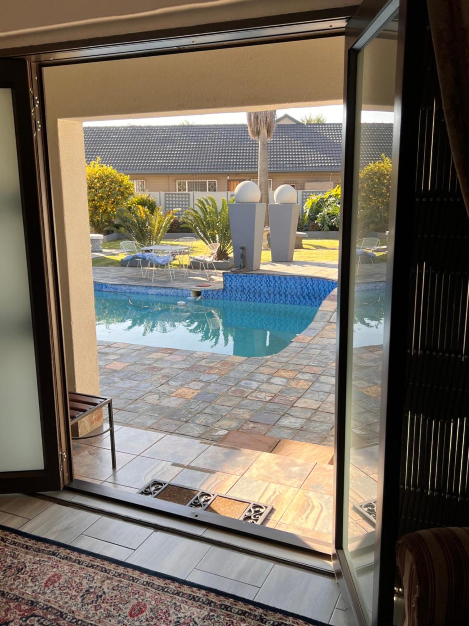 2 Op Terblanche Guesthouse 博克斯堡 外观 照片