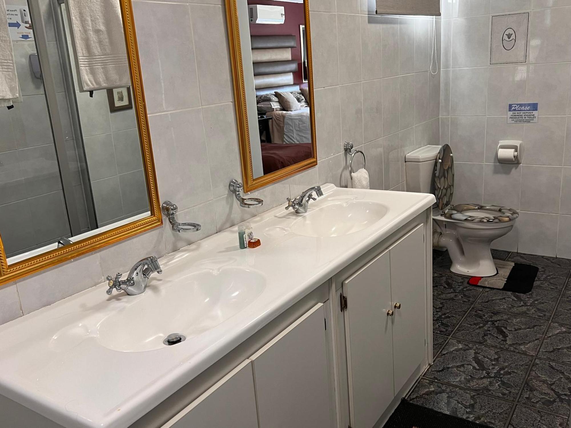 2 Op Terblanche Guesthouse 博克斯堡 外观 照片