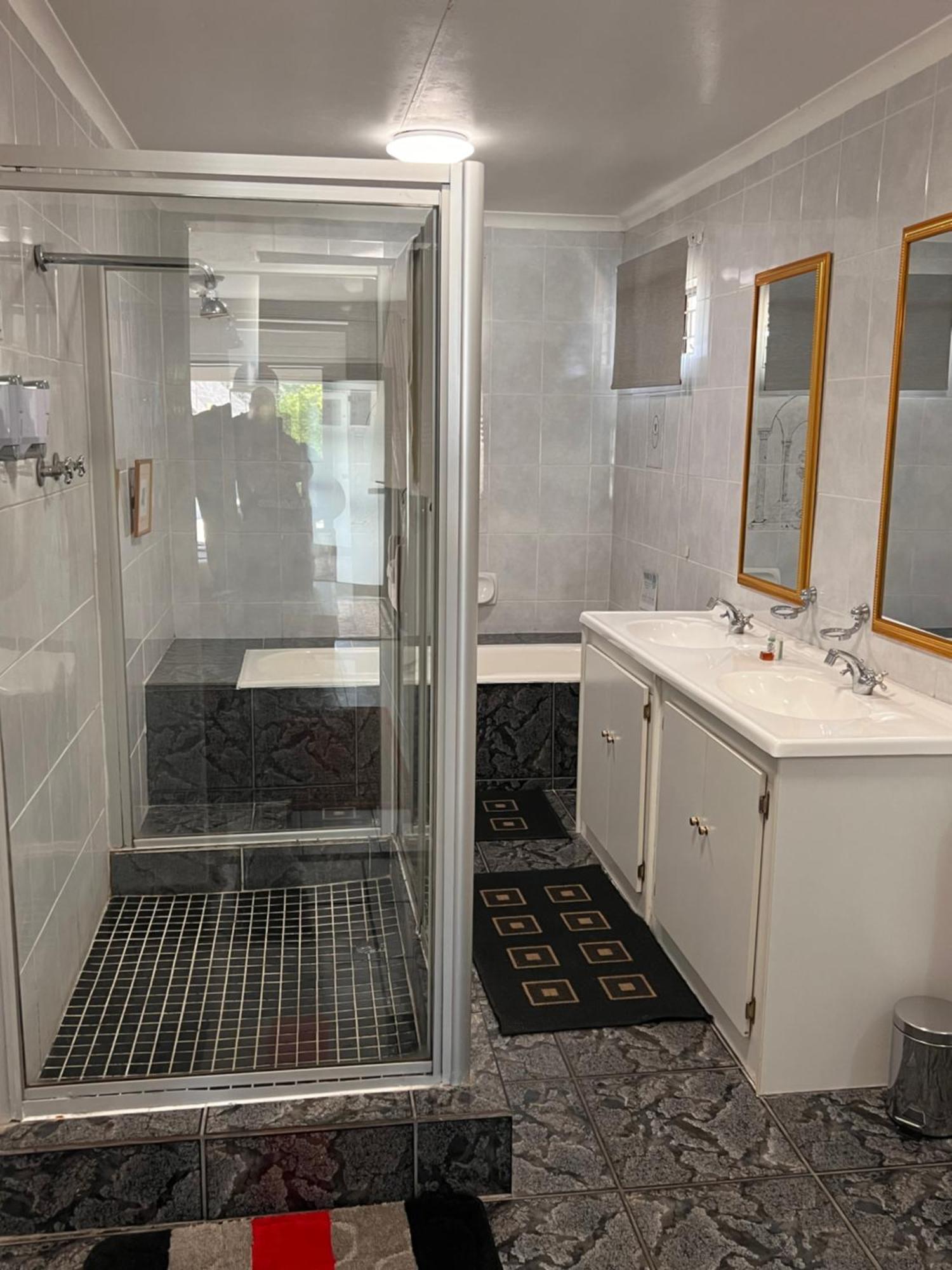 2 Op Terblanche Guesthouse 博克斯堡 外观 照片
