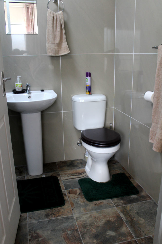 2 Op Terblanche Guesthouse 博克斯堡 外观 照片